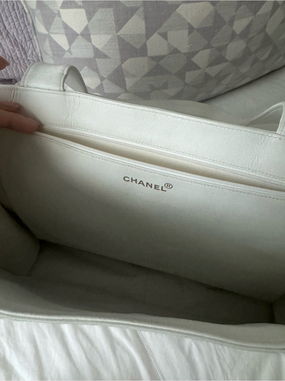 Authentic CHANEL White Leather Tote with Embossed CC Logo - Picture 5 of 6